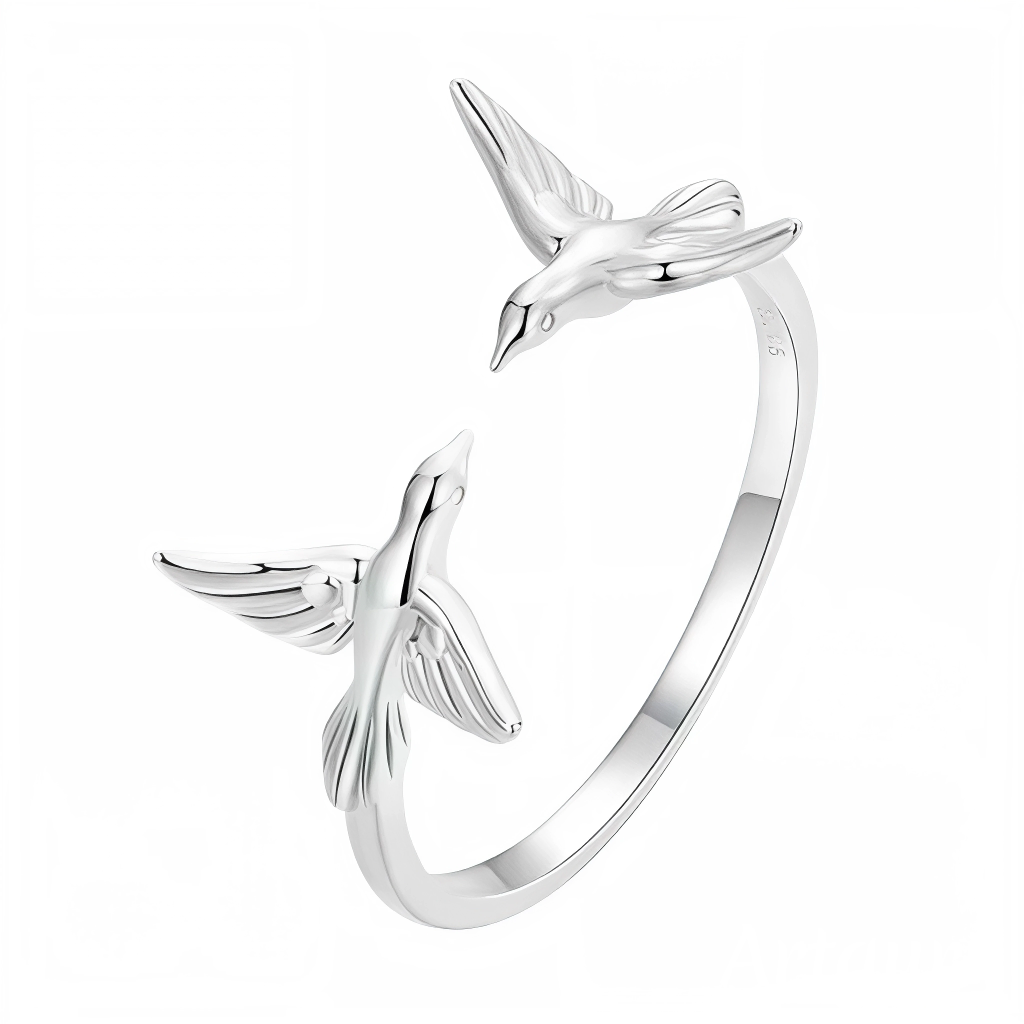 Sublimez vos mains avec cette bague aérienne et délicate, entièrement réalisée en argent 925 ! Son design ouvert met en valeur deux colibris élégants, symbole de liberté et de joie. Grâce à sa taille réglable, elle s’adapte à tous les doigts pour un confort optimal au quotidien. Raffinée et lumineuse, elle apporte une touche de nature et de poésie à chaque tenue : à porter seule ou en accumulation selon vos envies !