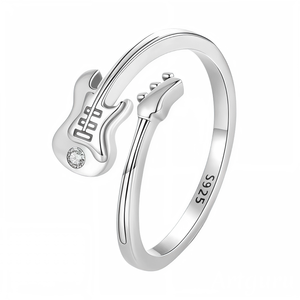 Exprimez votre passion pour la musique avec cette bague ajustable en argent 925 au design moderne et créatif ! Sa silhouette ouverte représente une guitare électrique avec un détail de pierre brillante incrustée sur le corps, idéale pour les amateurs de rock, les musiciens ou ceux qui aiment l’originalité. Grâce à sa forme ajustable, elle s’adapte à tous les doigts et promet un confort optimal au quotidien.
