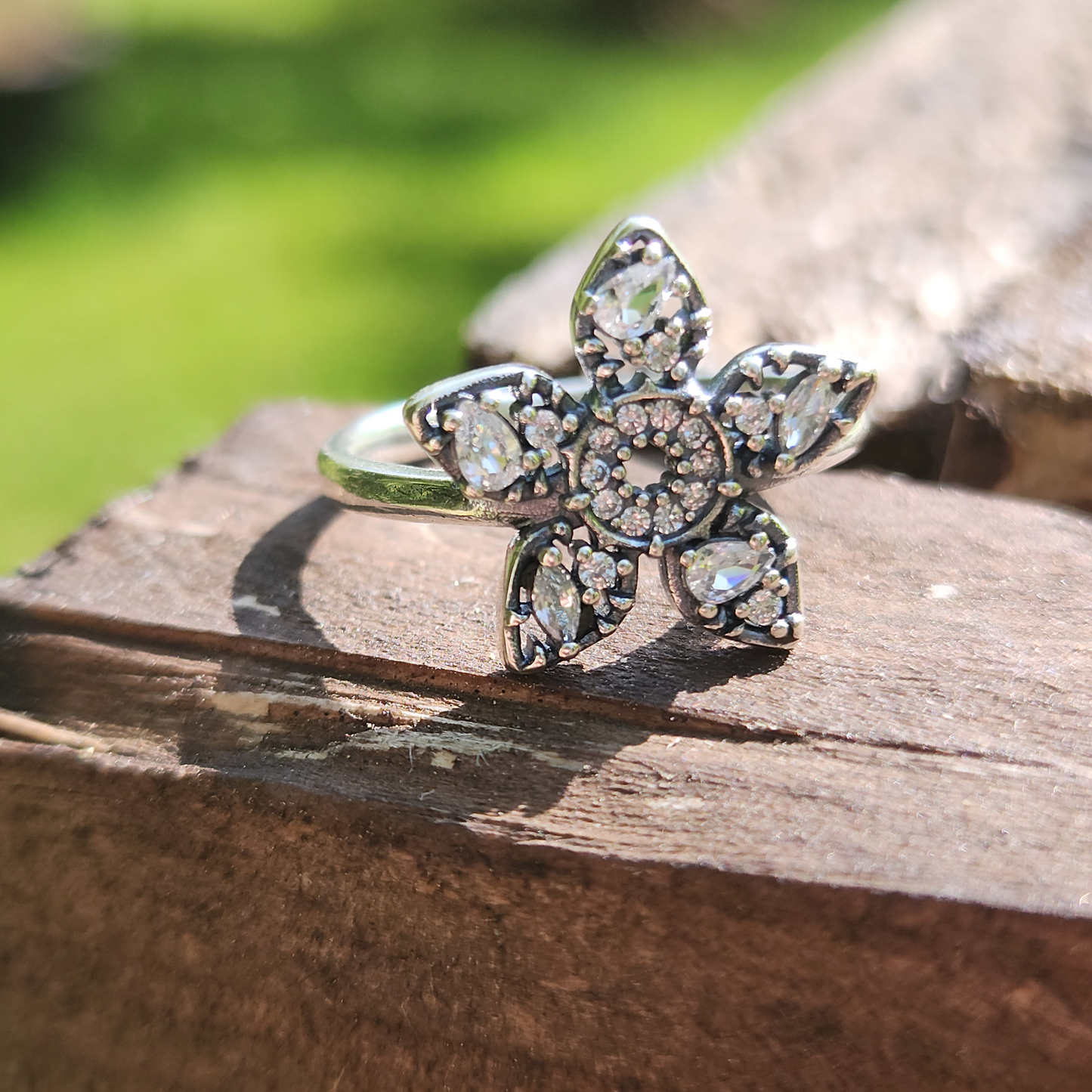 Affichez un style audacieux avec cette bague argentée représentant la tête menaçante du Démogorgon, créature culte de la série Stranger Things. Finement sculptée en argent 925, cette pièce captivante incarne la puissance et l’ombre de l’Upside Down. Son design détaillé évoque à la fois l’univers fantastique et l’atmosphère inquiétante de la série. Un bijou original, parfait pour les fans de l’étrange et du surnaturel.