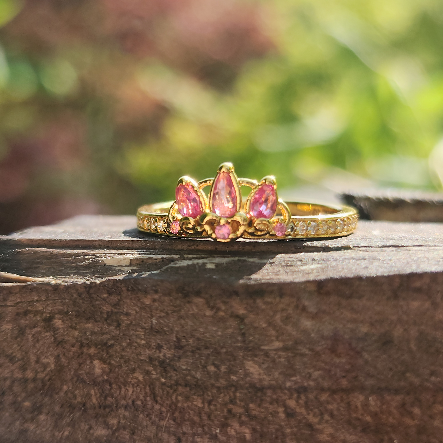 Laissez-vous envoûter par l'univers féerique de Raiponce avec cette bague dorée et rose. Fabriquée en argent 925 avec une finition dorée, cette bague est ornée de subtiles touches de rose, faisant écho à la célèbre couleur des cheveux de Raiponce. Inspirée de l’aventure, de la liberté et de la magie de la princesse, ce bijou élégant symbolise la beauté, le rêve et la lumière, tout comme le conte de Raiponce lui-même.