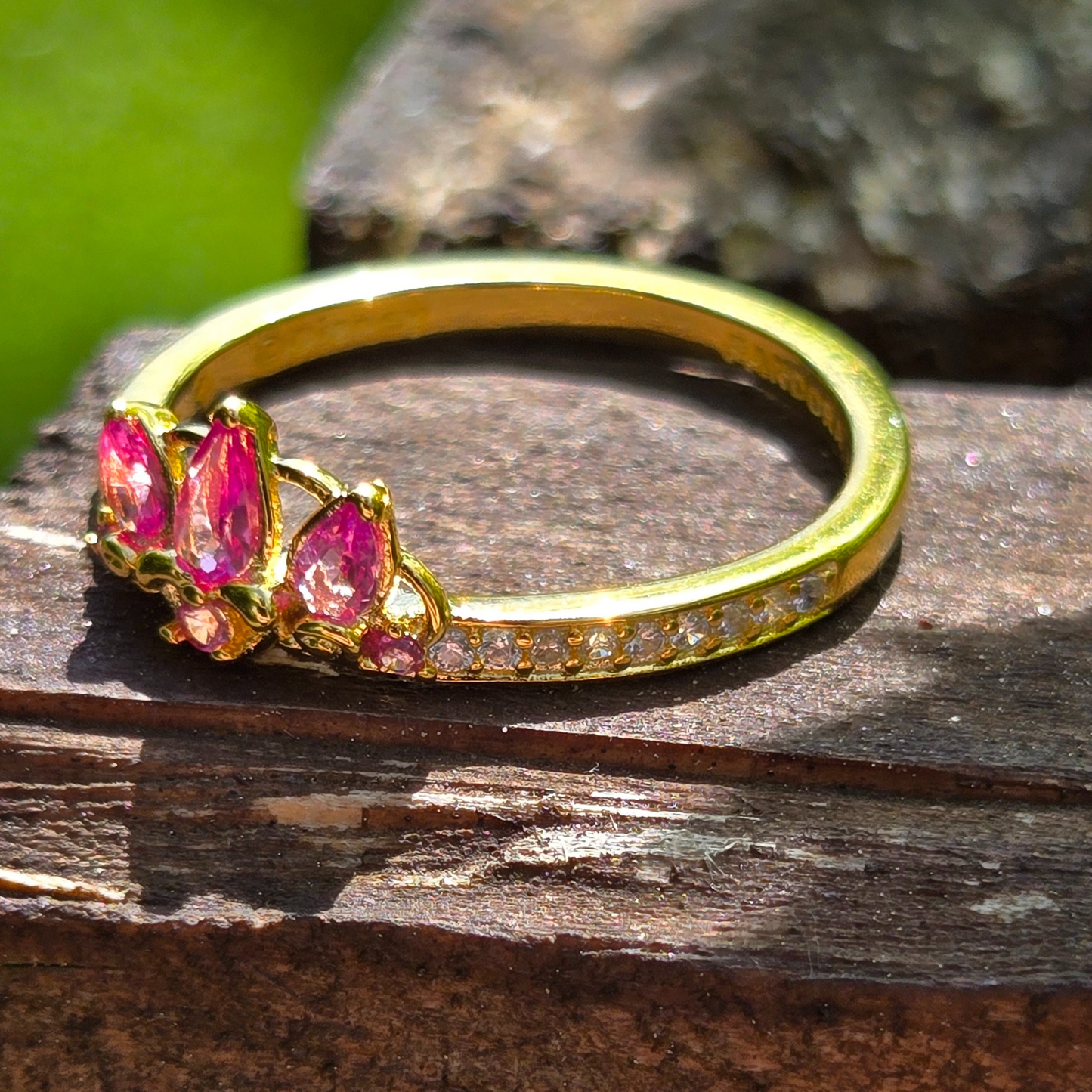 Laissez-vous envoûter par l'univers féerique de Raiponce avec cette bague dorée et rose. Fabriquée en argent 925 avec une finition dorée, cette bague est ornée de subtiles touches de rose, faisant écho à la célèbre couleur des cheveux de Raiponce. Inspirée de l’aventure, de la liberté et de la magie de la princesse, ce bijou élégant symbolise la beauté, le rêve et la lumière, tout comme le conte de Raiponce lui-même.