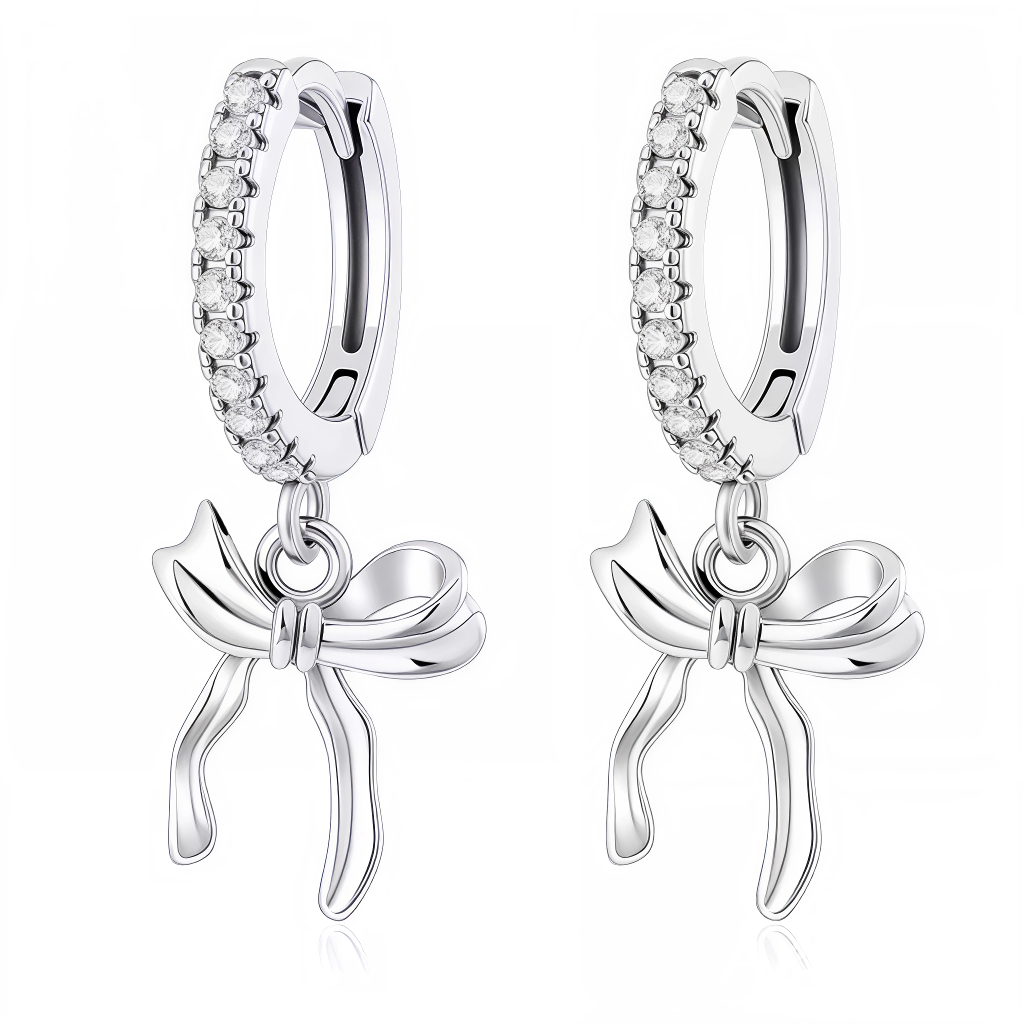 Paire de mini créoles en argent 925 serties de micro-cristaux scintillants, ornées d’un charm nœud délicat et fluide. Un bijou élégant et féminin qui apporte une touche raffinée et lumineuse à chaque mouvement.
Caractéristiques
– Métal : argent 925
– Design : mini créoles pavées avec pendentif nœud ruban
– Type : boucles d’oreilles créoles à charnière
– Finition : poli miroir et serti soigné pour un éclat durable