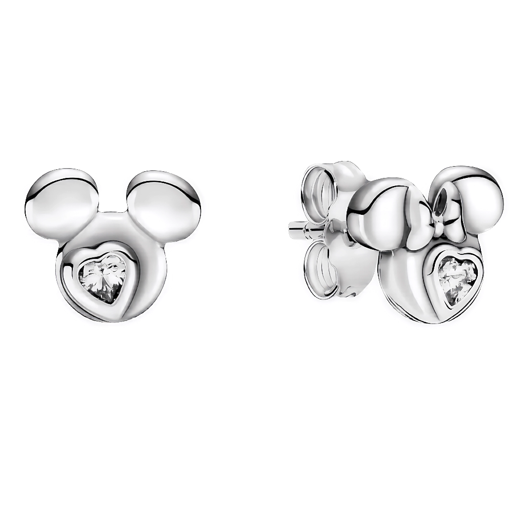 Paire de boucles d’oreilles à puces en argent 925 représentant une silhouette de Mickey arrondie stylisée, ornée d’un petit cœur étincelant en oxyde de zirconium au centre. Un bijou discret, brillant et tendre, parfait pour illuminer le quotidien avec une touche ludique et affective.
Caractéristiques
– Métal : argent 925
– Design : puces polies avec cœur serti en oxyde de zirconium
– Type : boucles d’oreilles à tige avec fermoir poussette/papillon
– Finition : poli miroir mettant en valeur l’éclat de la p