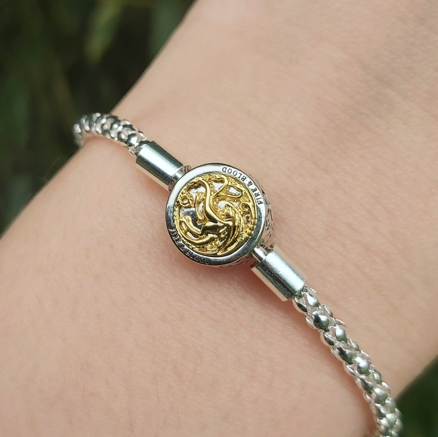 Ajoutez une touche épique et élégante à votre collection avec ce bracelet inspiré de l'univers de Game of Thrones. Fabriqué avec des matériaux de haute qualité, ce bracelet est conçu pour capturer l'essence de la célèbre série tout en offrant un style raffiné. Compatible avec tous les charms Pandora, il vous permet de personnaliser votre bijou en fonction de vos préférences.