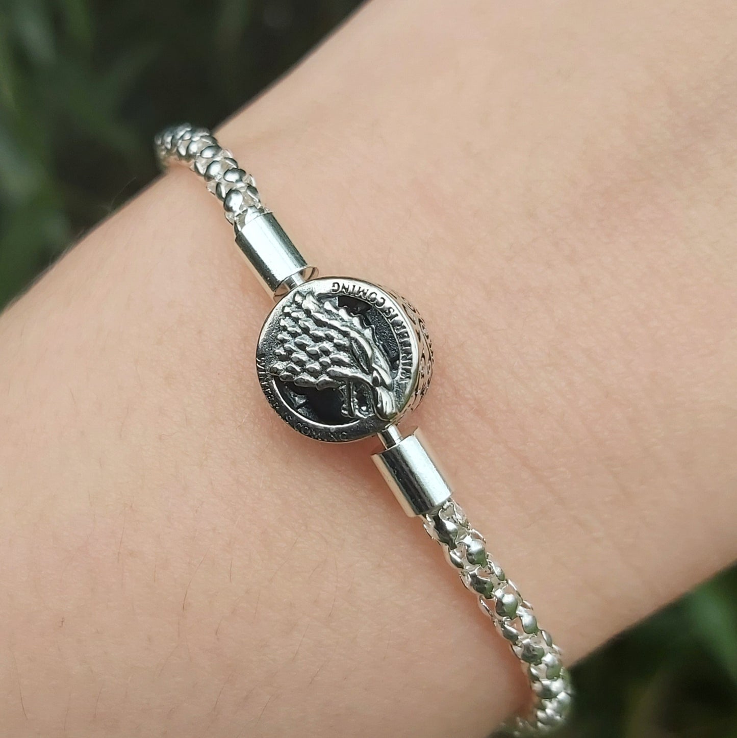 Ajoutez une touche épique et élégante à votre collection avec ce bracelet inspiré de l'univers de Game of Thrones. Fabriqué avec des matériaux de haute qualité, ce bracelet est conçu pour capturer l'essence de la célèbre série tout en offrant un style raffiné. Compatible avec tous les charms Pandora, il vous permet de personnaliser votre bijou en fonction de vos préférences.