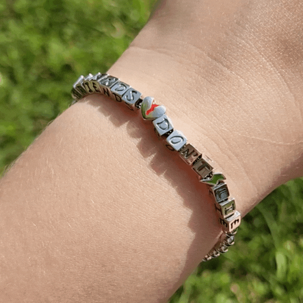 Exprime l’importance de l’amitié avec ce bracelet argenté inspiré de Stranger Things, gravé du célèbre slogan "Friends Don't Lie". Fabriqué en argent 925, ce bracelet capture l’essence de la loyauté et de la sincérité, des valeurs chères à la série. Un bijou discret et significatif, parfait pour les fans de Stranger Things ou ceux qui veulent célébrer l’amitié véritable.