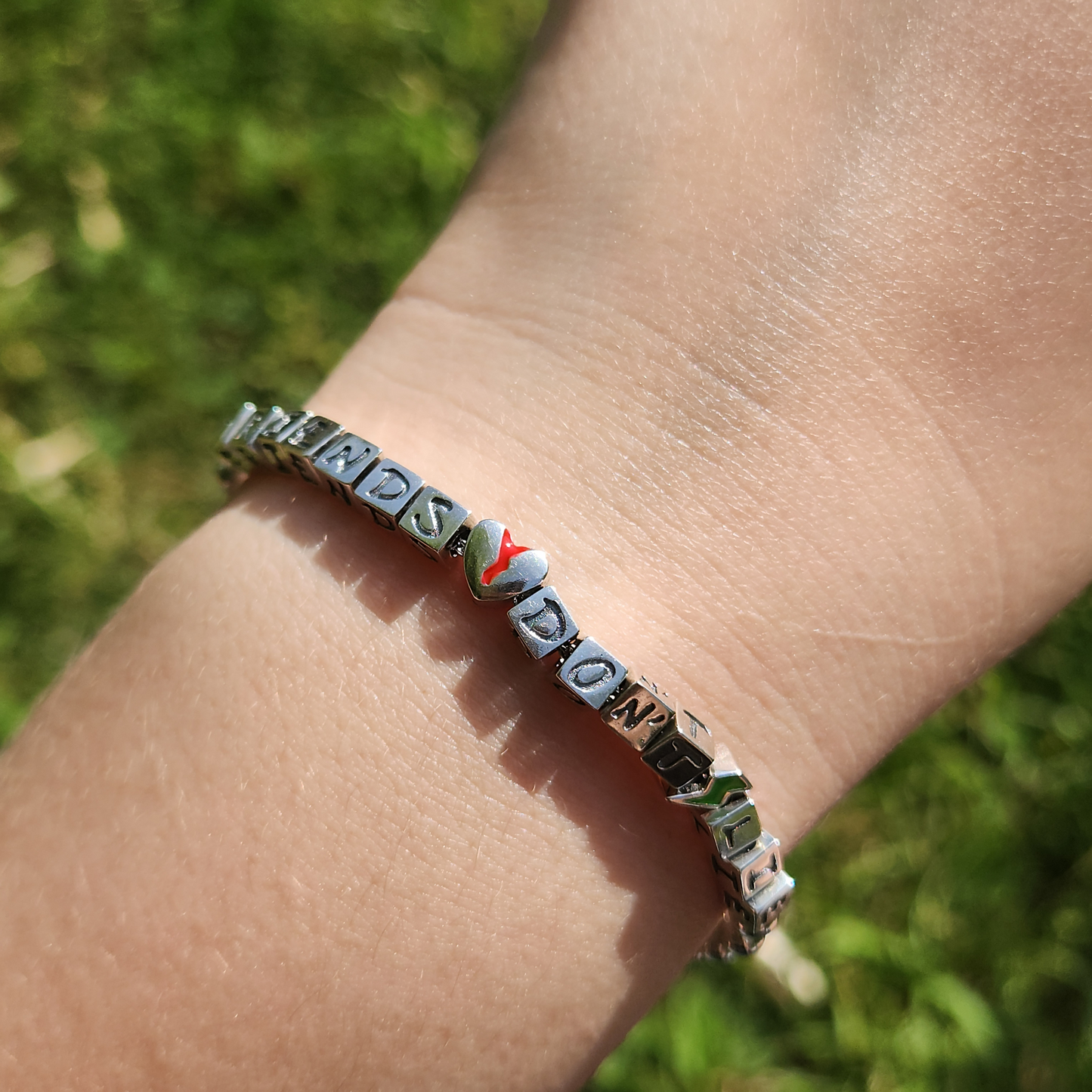 Exprime l’importance de l’amitié avec ce bracelet argenté inspiré de Stranger Things, gravé du célèbre slogan "Friends Don't Lie". Fabriqué en argent 925, ce bracelet capture l’essence de la loyauté et de la sincérité, des valeurs chères à la série. Un bijou discret et significatif, parfait pour les fans de Stranger Things ou ceux qui veulent célébrer l’amitié véritable.