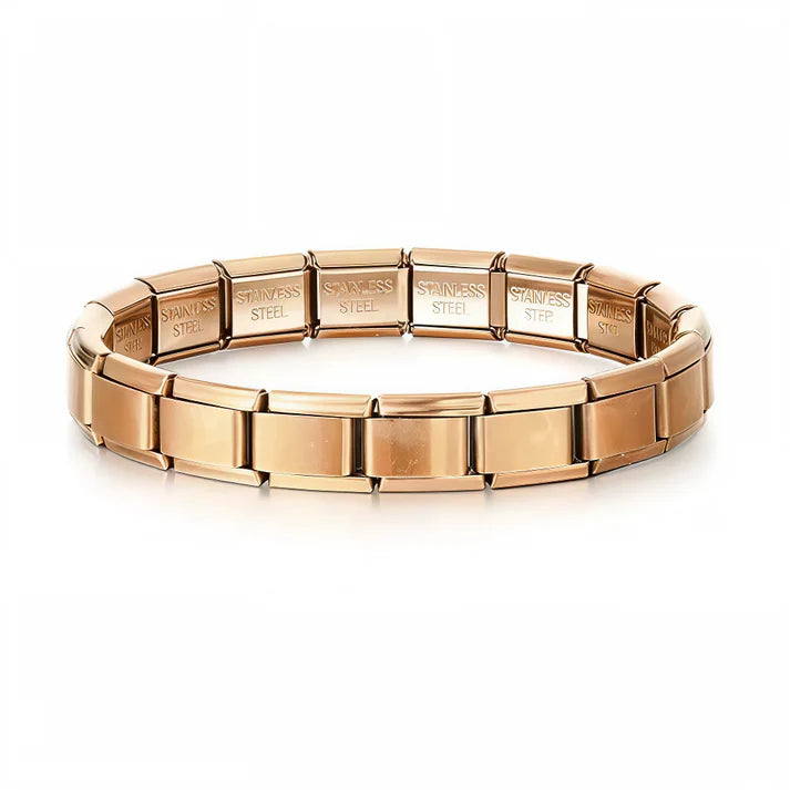 Ce bracelet à charms italien couleur bronze est composé de 17 maillons en acier inoxydable de haute qualité, alliant confort, solidité et élégance. Entièrement réglable, il s’adapte à toutes les tailles de poignet grâce à son système extensible et ajustable. Vous pouvez ajouter ou retirer des charms à volonté pour créer un bijou unique et personnalisé. Sa finition bronze chaleureuse et originale apporte une touche vintage et raffinée à votre look. Compatible avec tous nos charms italiens, il vous permet de