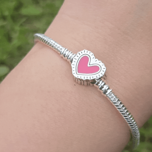 Ajoutez une touche d’art contemporain à votre look avec ce bracelet inspiré des œuvres emblématiques de Keith Haring. Ce bijou unique célèbre l'univers coloré et expressif du célèbre artiste, avec des motifs vibrants et abstraits qui symbolisent l'énergie, l'amour et la culture pop. Chaque détail rend hommage à son style iconique, rendant ce bracelet un choix parfait pour les amateurs d'art et d'expression créative.