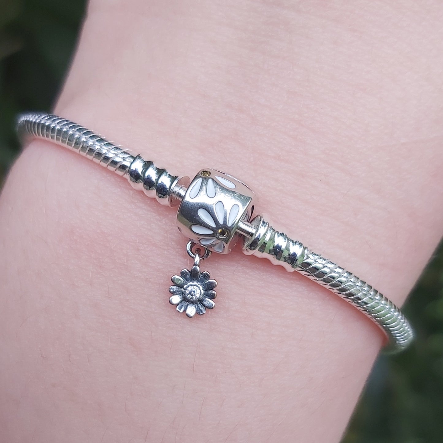 Apportez une touche de fraîcheur et de délicatesse à votre look avec ce bracelet orné de magnifiques pâquerettes. Inspiré de la beauté simple et naturelle de cette fleur, ce bijou incarne la pureté et l’élégance, tout en ajoutant une note printanière à votre poignet. Parfait pour les amoureux de la nature et ceux qui apprécient les designs raffinés et intemporels.
-Design : Charm représentant une pâquerette délicatement détaillée, symbole de simplicité et de beauté naturelle
-Inspiration : Pâquerette, symb