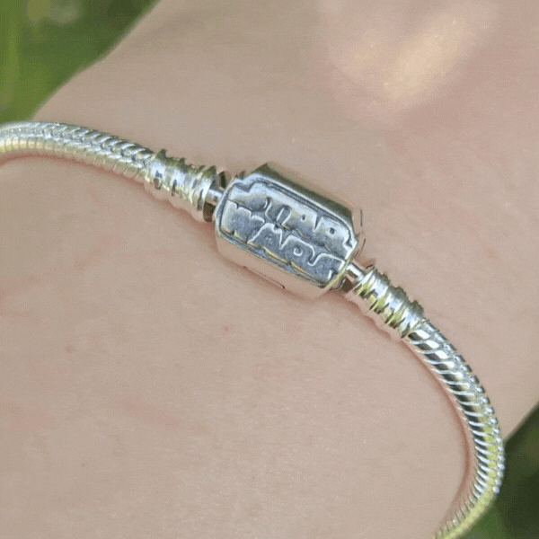 Embarquez pour une aventure galactique avec ce bracelet Star Wars. Confectionné en argent sterling S925 ou en cuir de haute qualité (précisez le matériau si nécessaire), ce bracelet capture l'esprit épique de l'univers Star Wars avec un design élégant et intemporel.