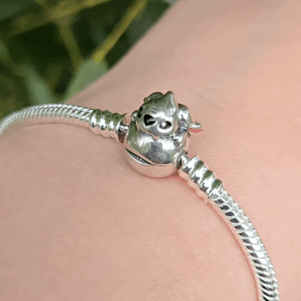 Emportez un peu de l'esprit espiègle de Stitch avec vous grâce à ce bracelet adorable et original, parfait pour les fans de l'univers de Lilo et Stitch.