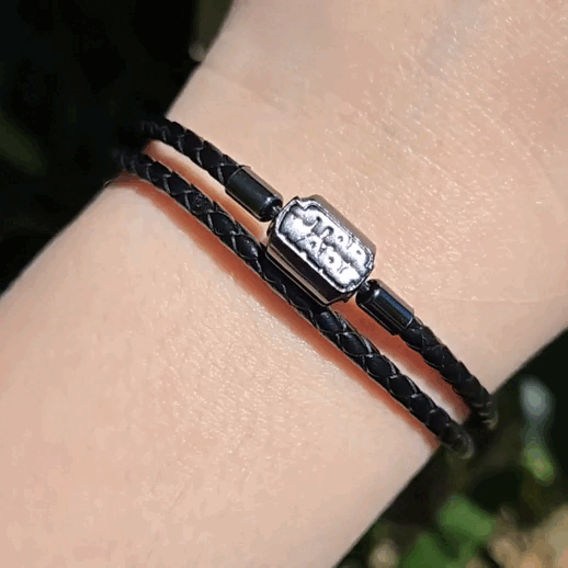 Affichez votre passion pour l'univers épique de Star Wars avec ce bracelet tressé en faux cuir, alliant confort et style. Inspiré des éléments iconiques de la saga, ce bracelet robuste et tendance est le parfait accessoire pour les fans de l'univers Star Wars. Son design élégant, avec ses détails distinctifs, ajoutera une touche de geek-chic à votre look tout en restant fidèle à l'esprit de la franchise.
