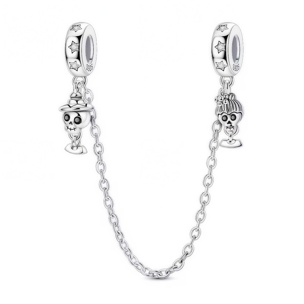 Protégez vos charms avec style grâce à cette chaîne de sécurité inspirée du Día de los Muertos ! Réalisée en argent 925, elle met en scène deux petits crânes festifs, l’un coiffé d’un chapeau et l’autre orné de fleurs, reliés par une chaîne solide et délicate. Les détails finement gravés et les motifs étoiles sur les embouts ajoutent une touche de fantaisie et de protection à votre bracelet, tout en évoquant l’univers joyeux et symbolique de la fête mexicaine.