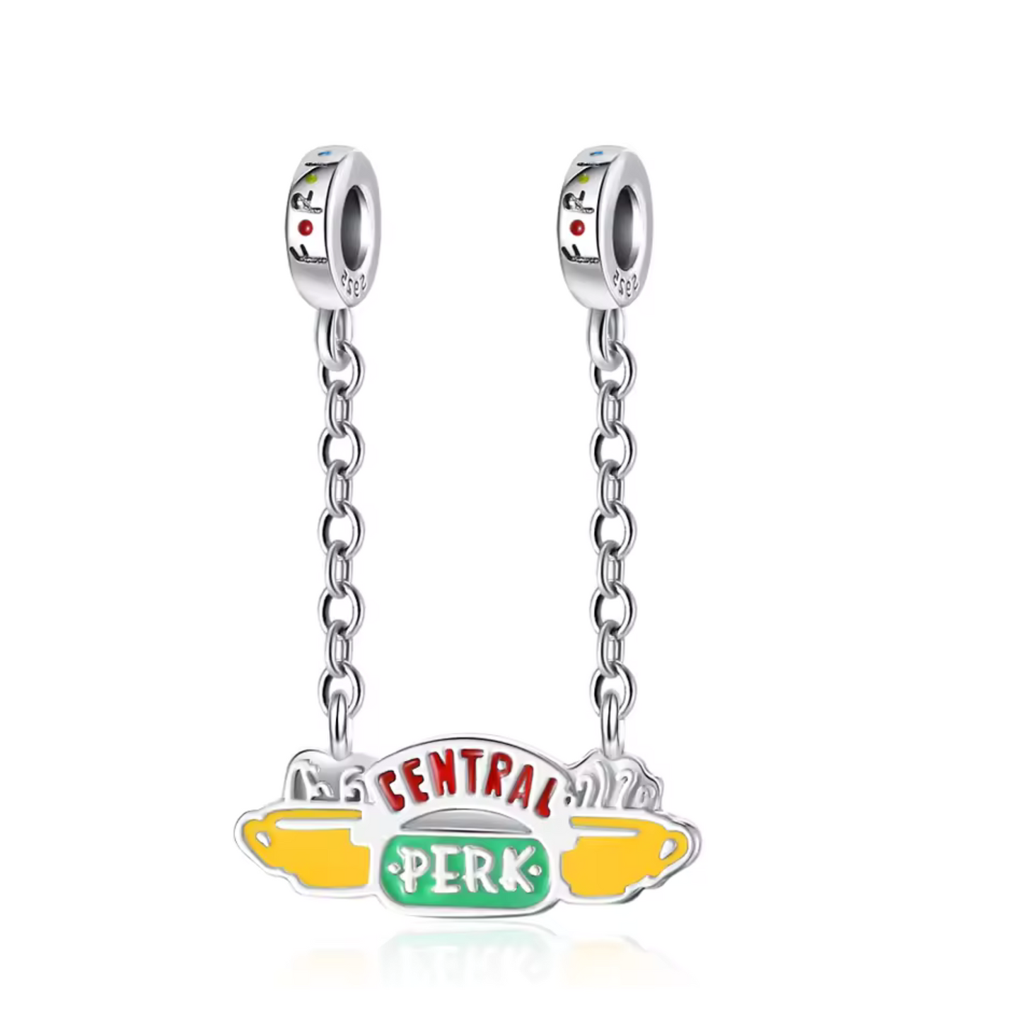 Protégez votre bracelet tout en célébrant les moments inoubliables de Friends avec cette chaîne de sécurité ornée du logo de Central Perk. Ce bijou élégant, inspiré du café emblématique où les amis se réunissaient, symbolise l’amitié et les souvenirs chaleureux, parfait pour les fans de la série.