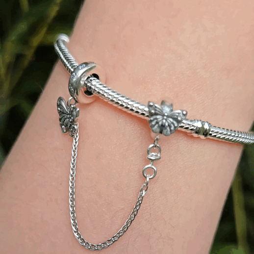 Apportez une touche de légèreté et de liberté à votre bracelet avec cette magnifique chaîne de sécurité ornée de deux papillons. Fabriquée en argent 925, cette chaîne présente deux papillons finement sculptés, symbolisant la transformation et la beauté fragile de la nature. Les détails délicats des ailes capturent l'élégance et la grâce de ces créatures volantes.
En plus d’ajouter une note poétique et élégante à votre bijou, cette chaîne de sécurité protège votre bracelet en empêchant les ouvertures accide