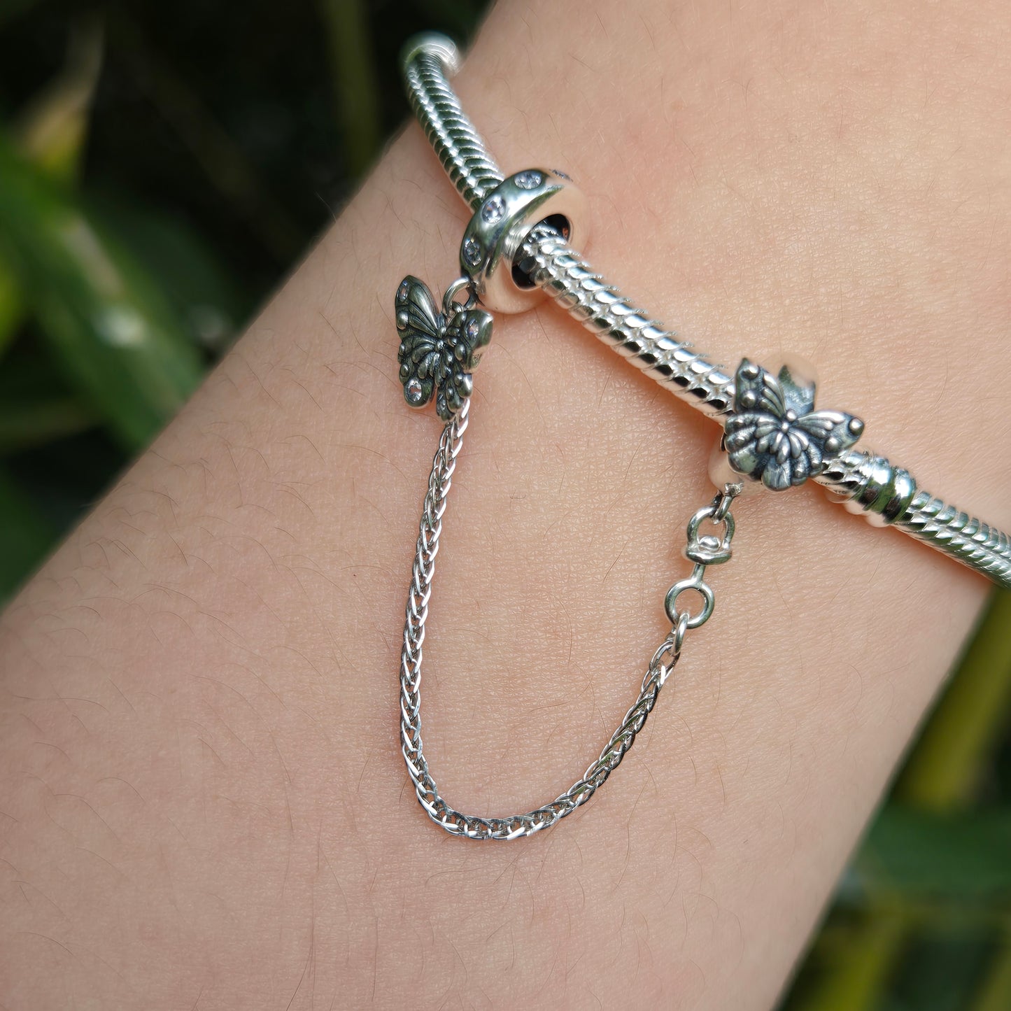 Apportez une touche de légèreté et de liberté à votre bracelet avec cette magnifique chaîne de sécurité ornée de deux papillons. Fabriquée en argent 925, cette chaîne présente deux papillons finement sculptés, symbolisant la transformation et la beauté fragile de la nature. Les détails délicats des ailes capturent l'élégance et la grâce de ces créatures volantes.
En plus d’ajouter une note poétique et élégante à votre bijou, cette chaîne de sécurité protège votre bracelet en empêchant les ouvertures accide