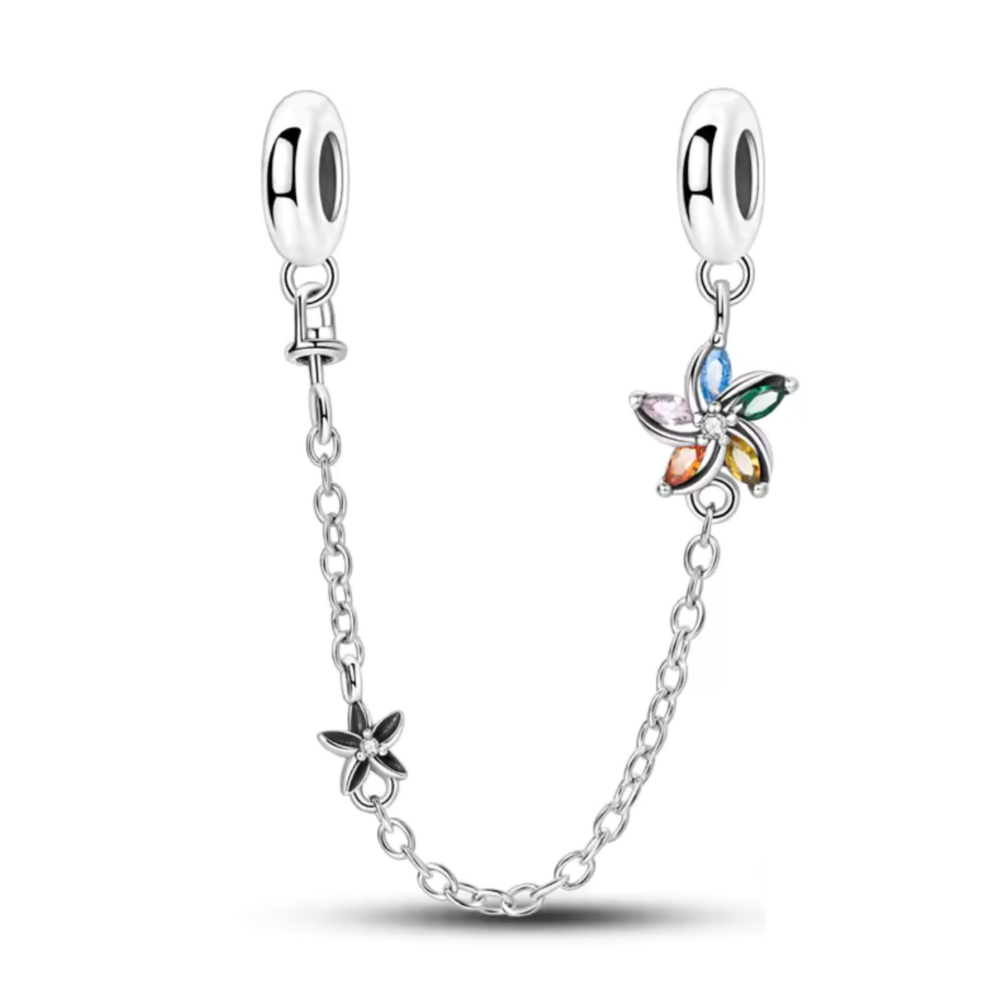 Apportez une touche florale et délicate à votre bracelet avec cette magnifique chaîne de sécurité ornée de deux fleurs raffinées. Fabriquée en argent 925, cette chaîne présente deux fleurs sculptées avec soin, chacune délicatement travaillée pour capturer la beauté de la nature. Les détails fins et les courbes des pétales créent une harmonie parfaite, rappelant les jardins en pleine floraison.
En plus d’ajouter une note douce et élégante à votre bijou, cette chaîne de sécurité protège votre bracelet en emp