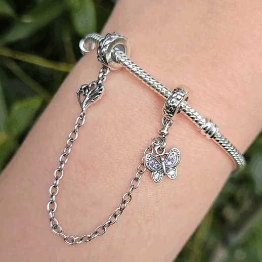 Ajoutez une touche de beauté naturelle et de transformation à votre bracelet avec cette magnifique chaîne de sécurité ornée d’un papillon violet et d’un arbre. Fabriquée en argent 925, cette chaîne combine la délicatesse d’un papillon aux ailes violettes et la force d’un arbre majestueux, symbolisant la liberté, la croissance et l’harmonie avec la nature.
En plus d’ajouter une touche poétique et pleine de sens à votre bijou, cette chaîne de sécurité protège votre bracelet en empêchant les ouvertures accide