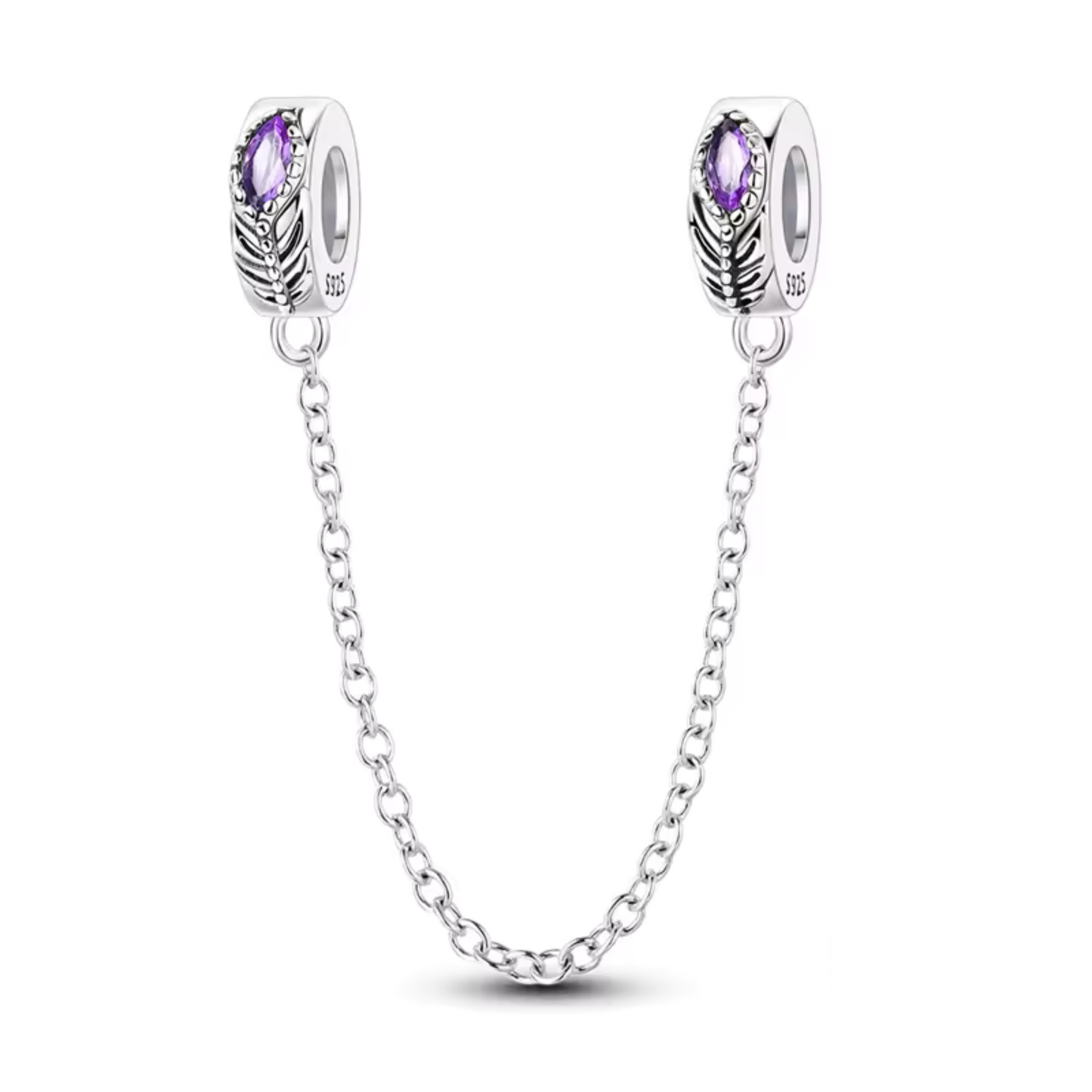 Apportez une touche de légèreté et de mystère à votre bracelet avec cette magnifique chaîne de sécurité ornée de plumes violettes délicatement sculptées. Fabriquée en argent 925, cette chaîne met en valeur des plumes finement détaillées, teintes dans des nuances de violet profond qui rappellent la grâce et la fluidité du vent.
En plus d’ajouter une note bohème et poétique à votre bijou, cette chaîne de sécurité protège votre bracelet en empêchant les ouvertures accidentelles, garantissant ainsi la sécurité