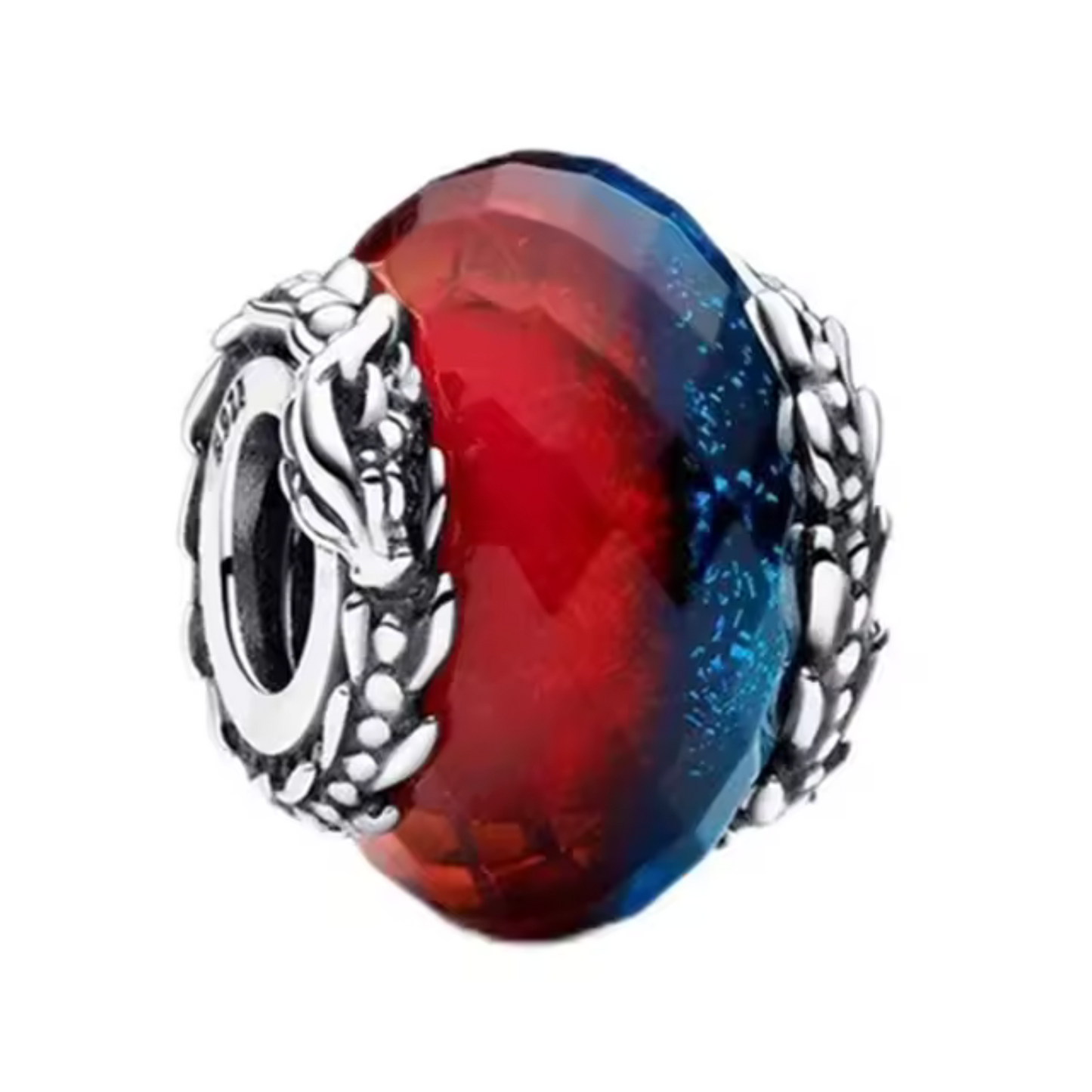 Invoquez la majesté et la puissance des légendaires dragons de Game of Thrones avec ce Charm en Verre de Murano, inspiré par les forces opposées du feu et de la glace. Fabriqué en argent sterling S925 et orné d'une sphère de verre de Murano représentant l'équilibre entre les flammes ardentes et le froid glacial, ce charm est une véritable œuvre d'art qui capture l’essence des dragons de Daenerys Targaryen.