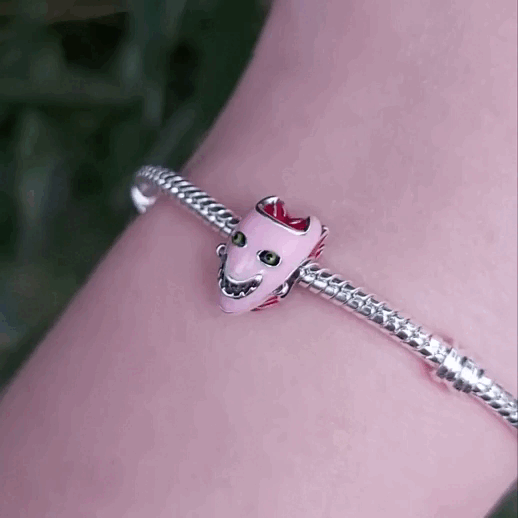 Plongez dans l'univers sombre et fantaisiste de L'Étrange Noël de Monsieur Jack avec ce charm représentant Am Stram Gram, les trois enfants malicieux et mystérieux de la ville d'Halloween. Conçu en argent sterling S925, ce charm capture parfaitement les détails effrayants et amusants des personnages.
Le design minutieux, mettant en scène Am, Stram, et Gram, est idéal pour les fans du film culte et ceux qui aiment les accessoires originaux et intrigants.