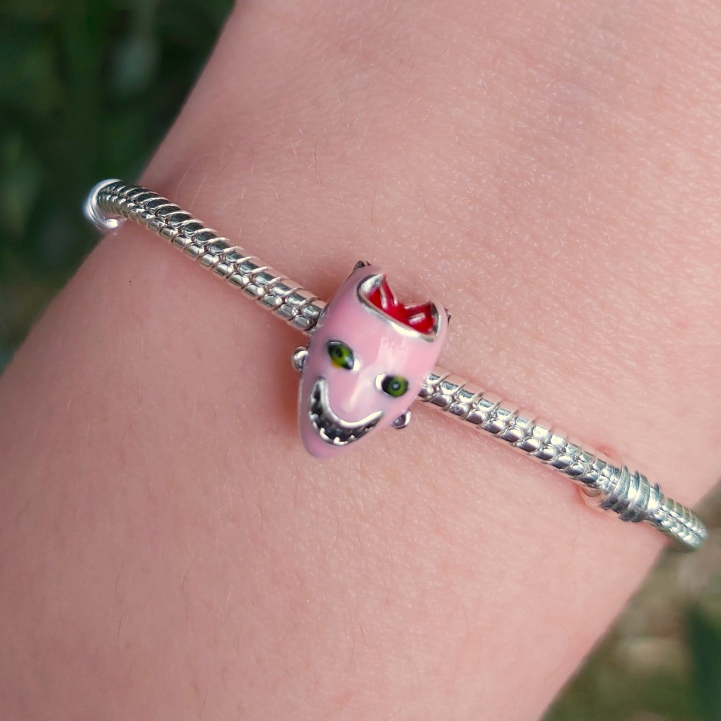 Plongez dans l'univers sombre et fantaisiste de L'Étrange Noël de Monsieur Jack avec ce charm représentant Am Stram Gram, les trois enfants malicieux et mystérieux de la ville d'Halloween. Conçu en argent sterling S925, ce charm capture parfaitement les détails effrayants et amusants des personnages.
Le design minutieux, mettant en scène Am, Stram, et Gram, est idéal pour les fans du film culte et ceux qui aiment les accessoires originaux et intrigants. Compatible avec les bracelets Pandora, ce charm appor