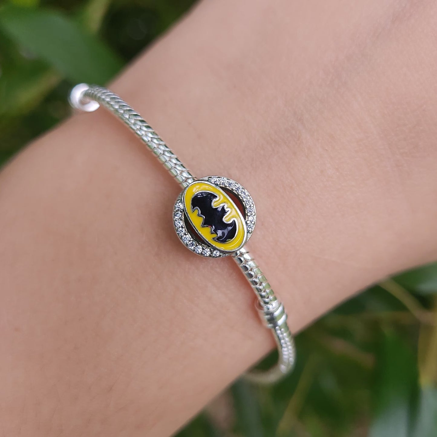 Incarnez l'esprit du Chevalier Noir avec ce charm rond Batman. Fabriqué en argent sterling S925, ce charm reflète l'élégance et la durabilité, parfait pour les passionnés de Gotham City et de l'univers DC Comics.