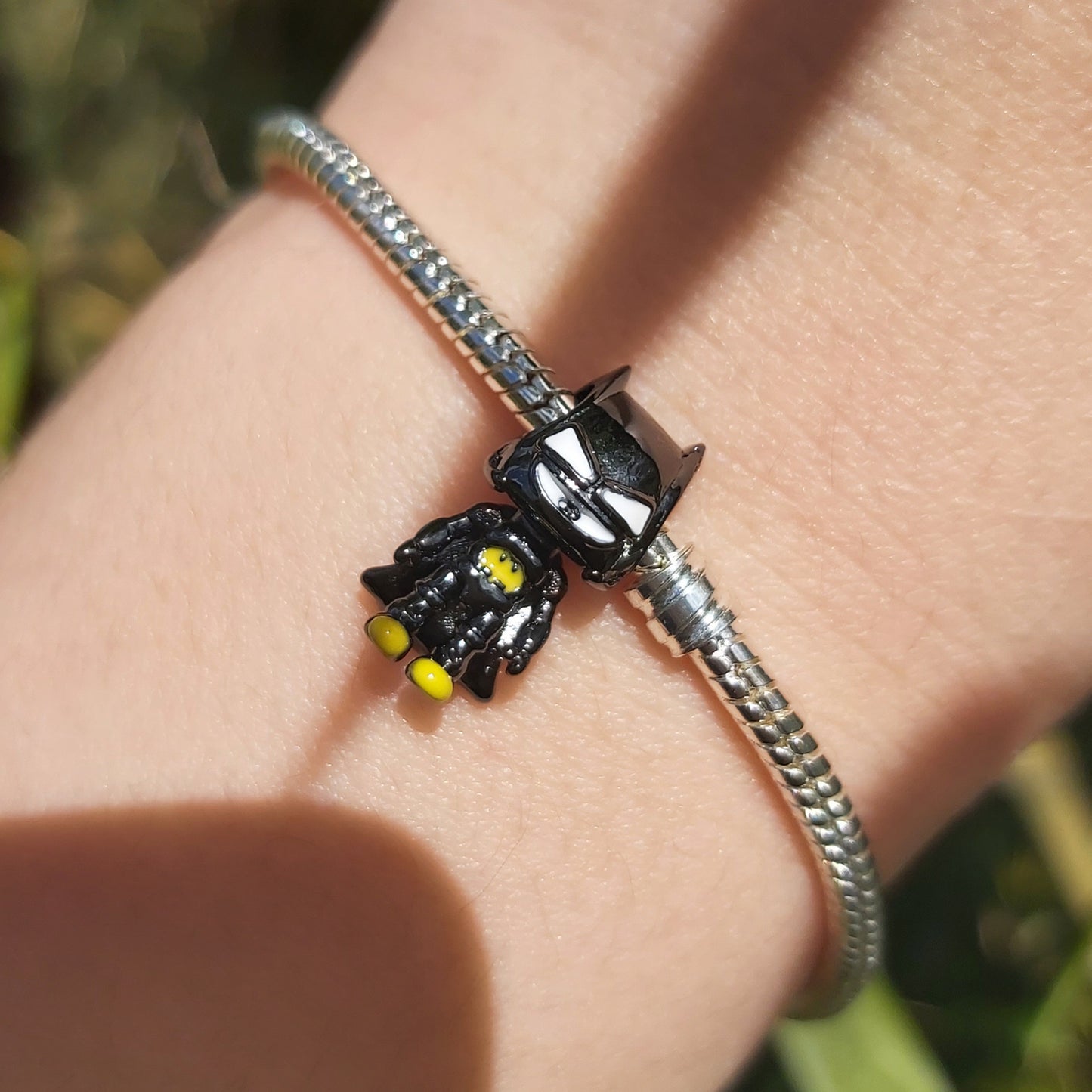 Affichez votre amour pour le protecteur de Gotham City avec ce Charm - Batman, en argent sterling S925. Ce charm représente le célèbre symbole de Batman, incarnant à la fois la justice et le mystère. Parfait pour les fans de DC Comics et de l’univers du Chevalier Noir, ce bijou est un ajout indispensable à toute collection de super-héros.
Compatible avec les bracelets Pandora, ce charm est un hommage discret et élégant à l’un des personnages les plus emblématiques de l’histoire des comics.
Chaque commande