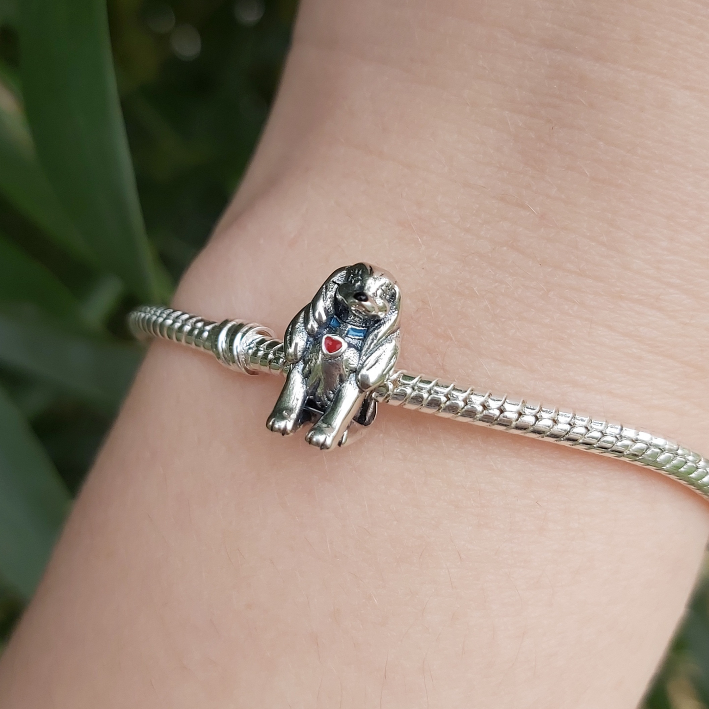 Ajoutez une touche de grâce et d'élégance à votre collection avec ce Charm - Belle, en argent sterling S925. Inspiré de la douce Belle du classique Disney, La Belle et le Clochard, ce charm capture son charme raffiné et son amour fidèle pour Clochard. Représentant la beauté intérieure et la loyauté, Belle incarne l'élégance et l'amour authentique, parfait pour ceux qui admirent cette romance touchante.