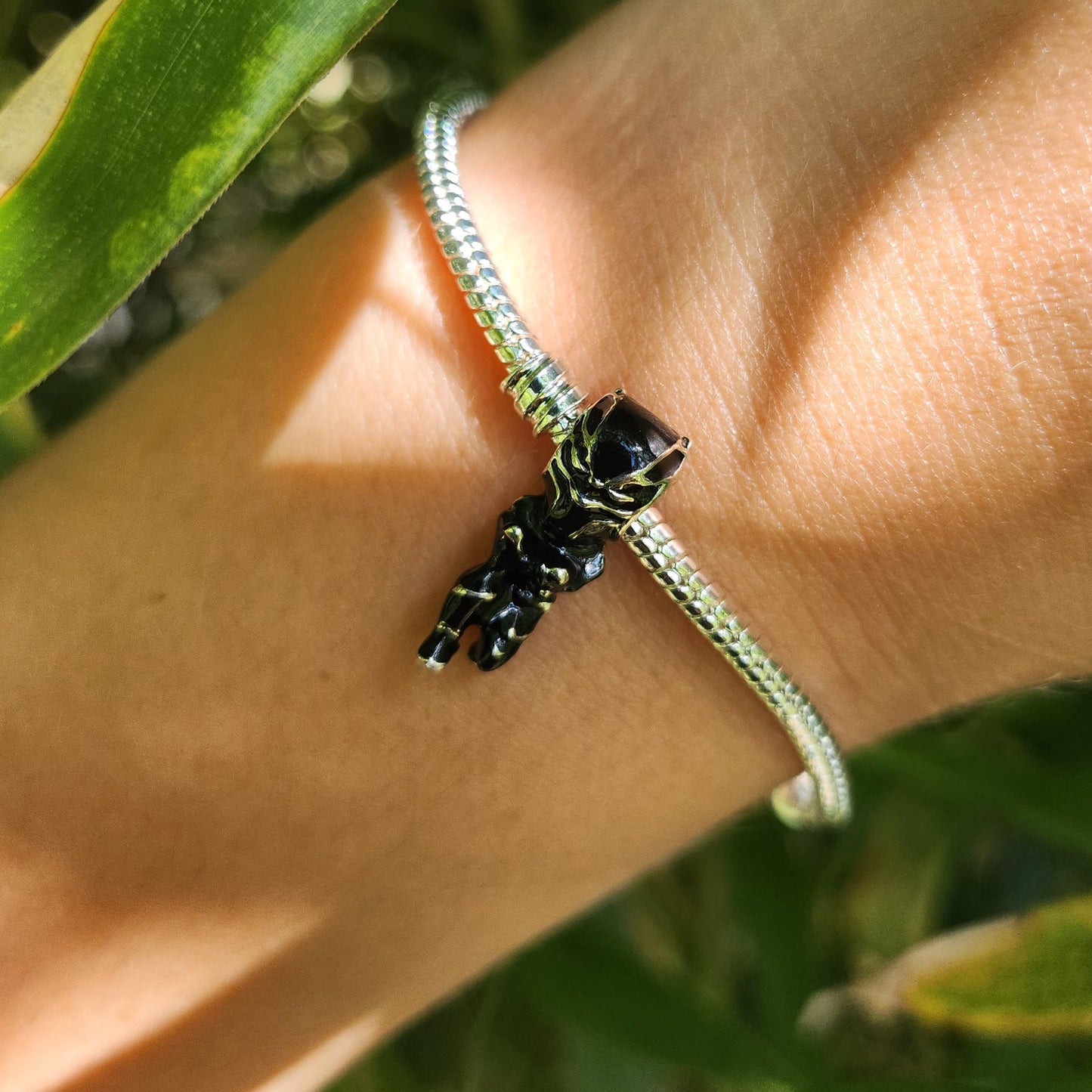 Ajoutez une touche royale et puissante à votre collection avec ce charm représentant Black Panther, le roi de Wakanda. Fabriqué en argent sterling 925, ce charm de haute qualité est compatible avec tous les bracelets Pandora, garantissant une intégration parfaite à votre bijou préféré. Parfait pour les fans de Black Panther et de l'univers Marvel, ce charm capture l'élégance et la force du super-héros, ajoutant une note de noblesse et de mystère à votre bracelet.