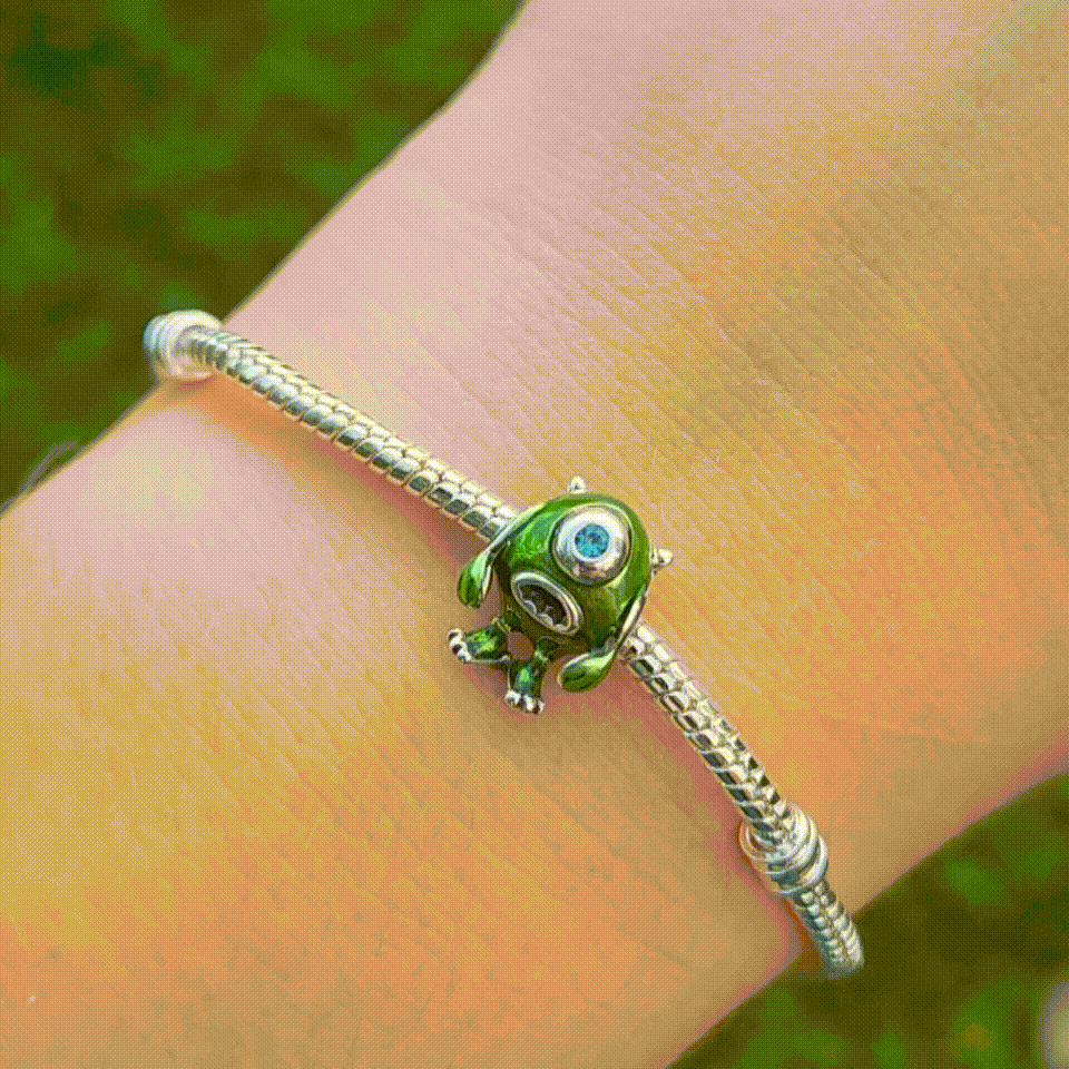 Ajoutez une touche d'humour et de charme monstrueux à votre collection avec ce charm représentant Bob Razowski, le personnage comique et attachant de Monstres et Cie. Fabriqué en argent sterling 925, ce charm de haute qualité est compatible avec tous les bracelets Pandora, garantissant une intégration parfaite à votre bijou préféré. Parfait pour les fans de Bob Razowski et de l'univers Disney-Pixar, ce charm capture l'esprit drôle et enjoué de Bob avec des détails minutieusement travaillés, ajoutant une not