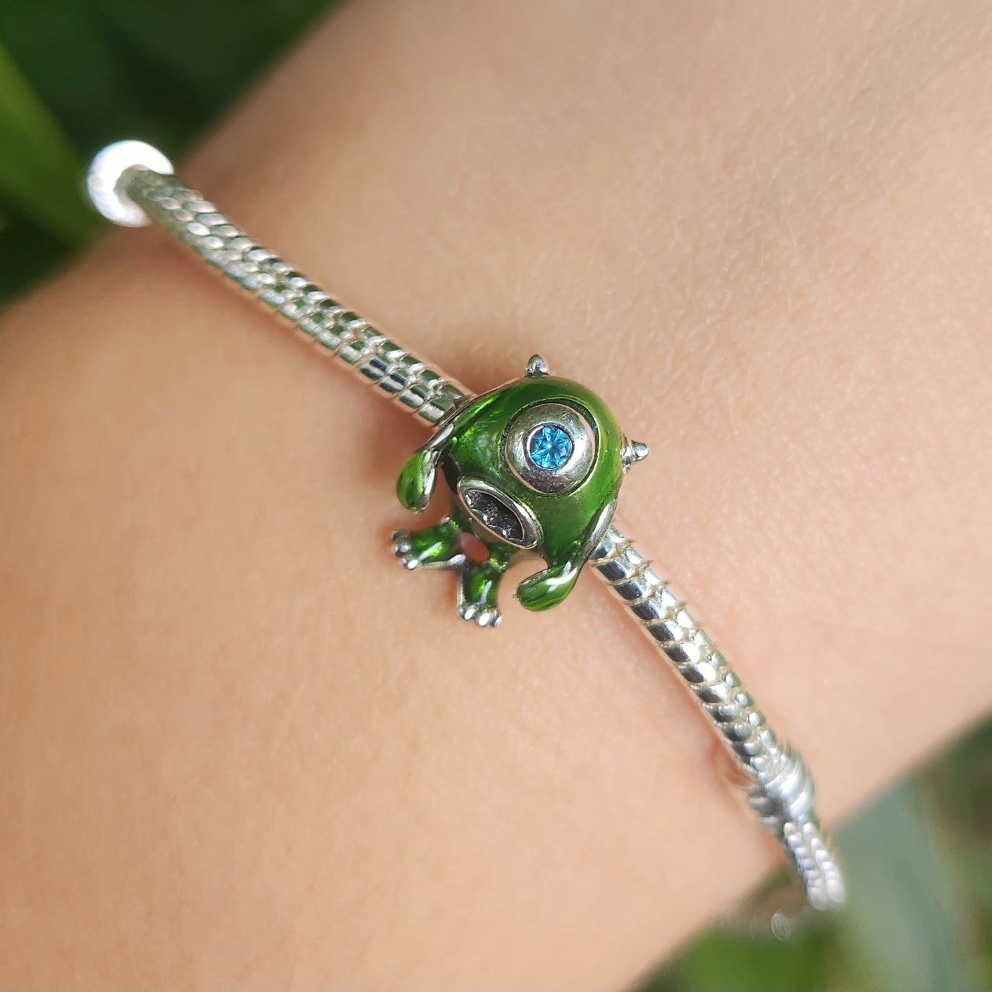 Ajoutez une touche d'humour et de charme monstrueux à votre collection avec ce charm représentant Bob Razowski, le personnage comique et attachant de Monstres et Cie. Fabriqué en argent sterling 925, ce charm de haute qualité est compatible avec tous les bracelets Pandora, garantissant une intégration parfaite à votre bijou préféré. Parfait pour les fans de Bob Razowski et de l'univers Disney-Pixar, ce charm capture l'esprit drôle et enjoué de Bob avec des détails minutieusement travaillés, ajoutant une not