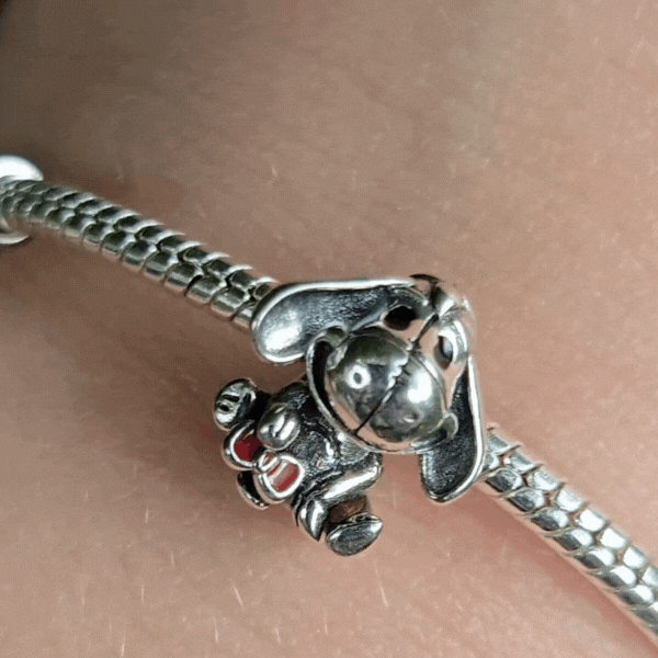 Ajoutez une touche de douceur et de nostalgie à votre collection avec ce charm représentant Bourriquet de l'univers de Winnie l'Ourson, le personnage adoré de Disney. Fabriqué en argent sterling 925, ce charm de haute qualité est compatible avec tous les bracelets Pandora, garantissant une intégration parfaite à votre bijou préféré. Parfait pour les fans de Winnie l'Ourson et de l'univers Disney, ce charm capture l'innocence et la gentillesse du personnage avec des détails soigneusement travaillés, ajoutant