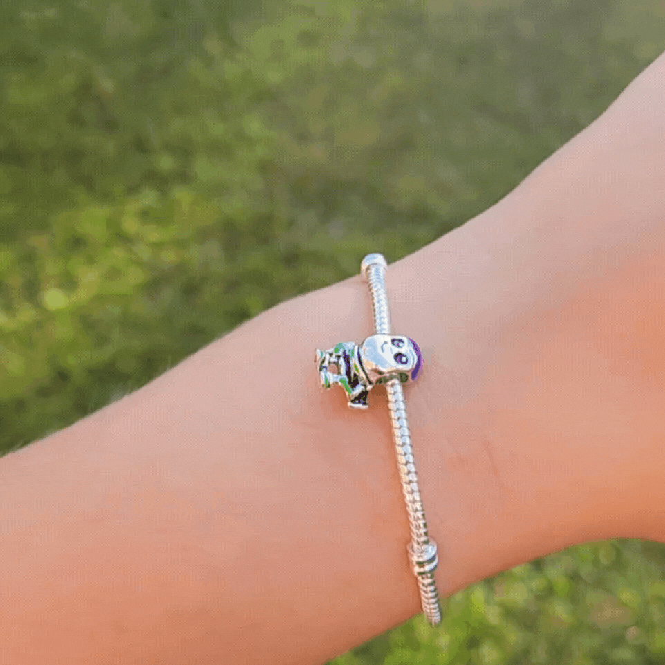 Ajoutez une touche d'aventure intergalactique à votre collection avec ce charm représentant Buzz l'Éclair, le célèbre Ranger de l'espace de Toy Story. Fabriqué en argent sterling 925, ce charm de haute qualité est compatible avec tous les bracelets Pandora, garantissant une intégration parfaite à votre bijou préféré. Parfait pour les fans de Buzz l'Éclair et de l'univers Disney-Pixar, ce charm capture l'esprit courageux et déterminé du personnage avec des détails minutieusement travaillés, ajoutant une note