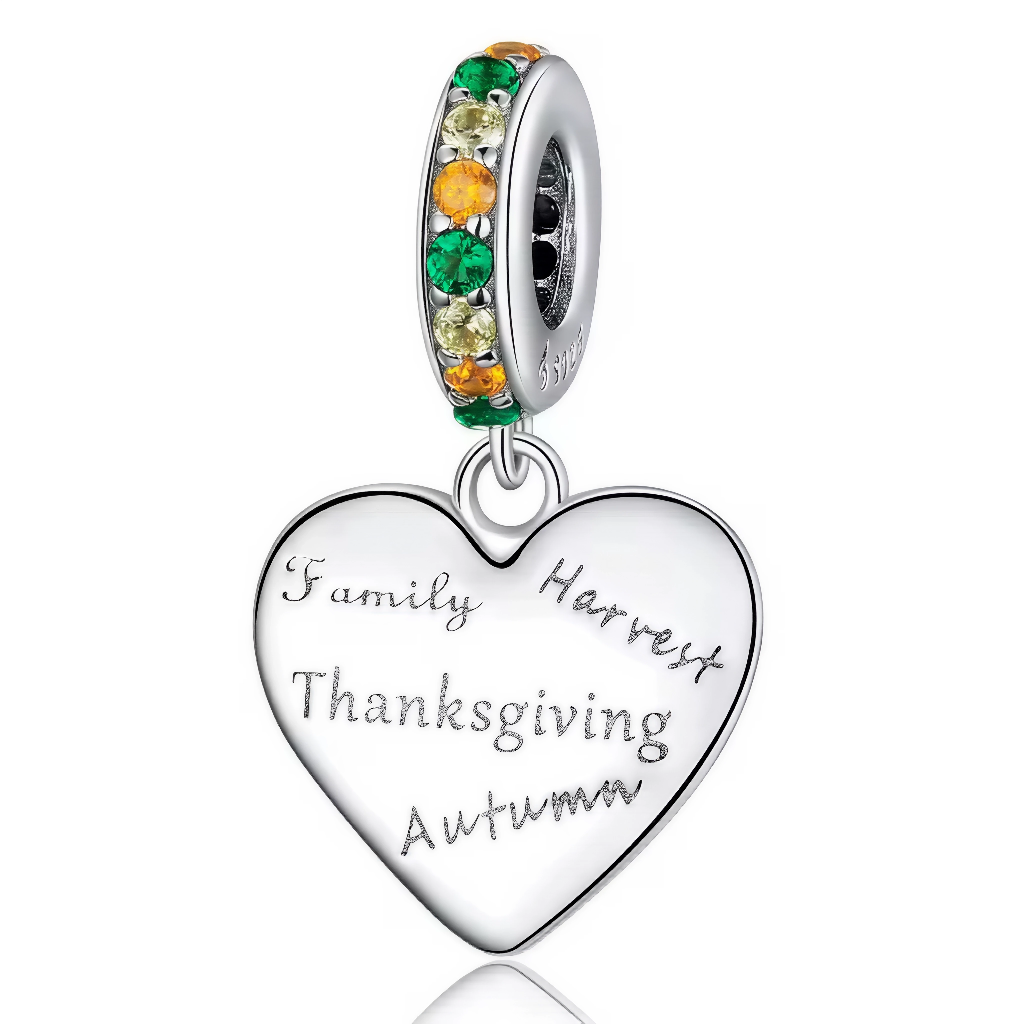 Ce charm délicat en forme de cœur incarne l’esprit de gratitude et de partage, avec ses inscriptions gravées "Family", "Harvest", "Thanksgiving" et "Autumn". Sa bélière est ornée de pierres aux couleurs chaudes d’automne : vert émeraude, jaune doré et orange profond, rappelant les teintes des feuilles en forêt. Ce bijou symbolise les moments précieux en famille et les célébrations chaleureuses. Parfait pour offrir ou compléter un bracelet de saison, il saura toucher les amoureux de traditions et de nature.