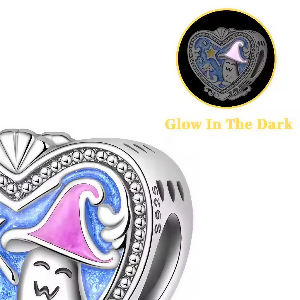 Ajoutez une dose de fantaisie à votre collection avec ce charm en forme de cœur, mettant en scène un adorable petit sorcier sous un ciel étoilé ! En argent 925, chaque détail enchante : le chapeau de sorcier se pare d’un rose vif qui brille dans le noir, pour une touche magique garantie, tandis qu’un champignon et une baguette illuminent la scène sur un fond bleu étoilé. Ce bijou captive autant par ses couleurs éclatantes que par son effet phosphorescent, parfait pour celles et ceux qui aiment la magie, la