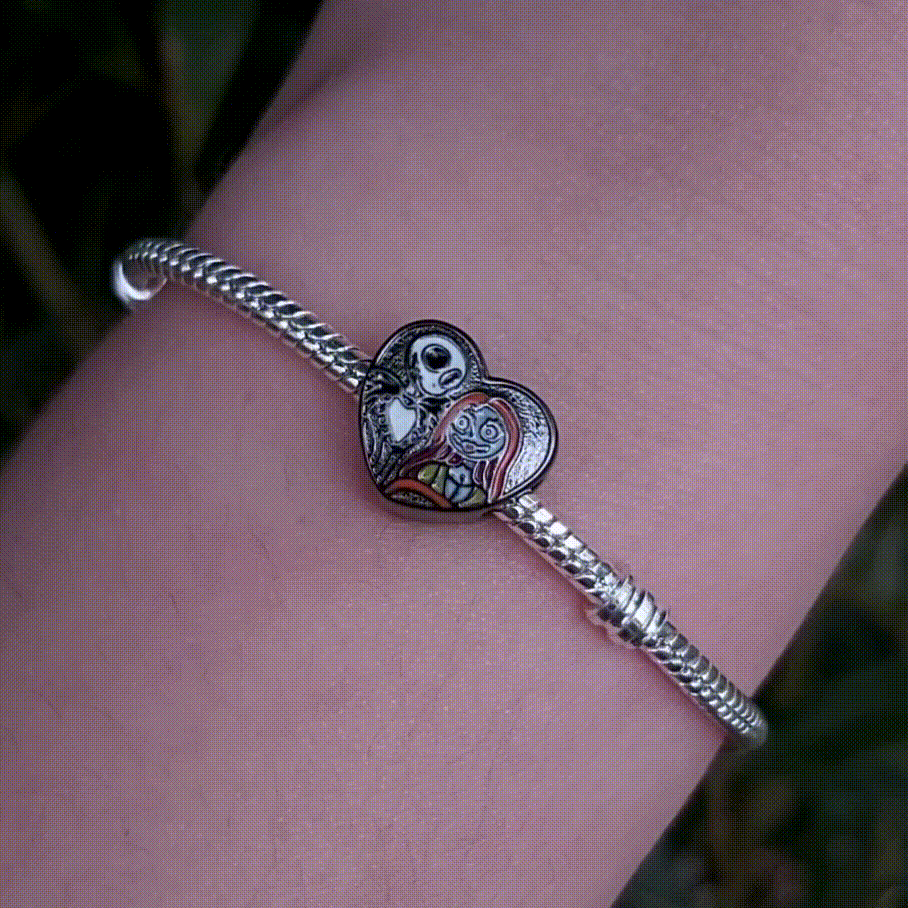 Ajoutez une touche de romance et de mystère gothique à votre collection avec ce charm représentant un cœur noir orné des silhouettes de Jack et Sally, inspiré par l'univers envoûtant de L'Étrange Noël de Monsieur Jack de Disney. Fabriqué en argent sterling 925, ce charm de haute qualité est compatible avec tous les bracelets Pandora, garantissant une intégration parfaite à votre bijou préféré. Parfait pour les fans de Jack et Sally, ce charm capture l'essence de leur amour éternel avec des détails minutieus