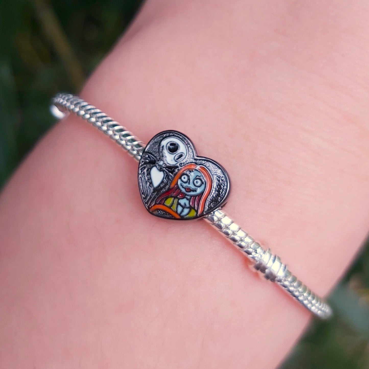 Ajoutez une touche de romance et de mystère gothique à votre collection avec ce charm représentant un cœur noir orné des silhouettes de Jack et Sally, inspiré par l'univers envoûtant de L'Étrange Noël de Monsieur Jack de Disney. Fabriqué en argent sterling 925, ce charm de haute qualité est compatible avec tous les bracelets Pandora, garantissant une intégration parfaite à votre bijou préféré. Parfait pour les fans de Jack et Sally, ce charm capture l'essence de leur amour éternel avec des détails minutieus