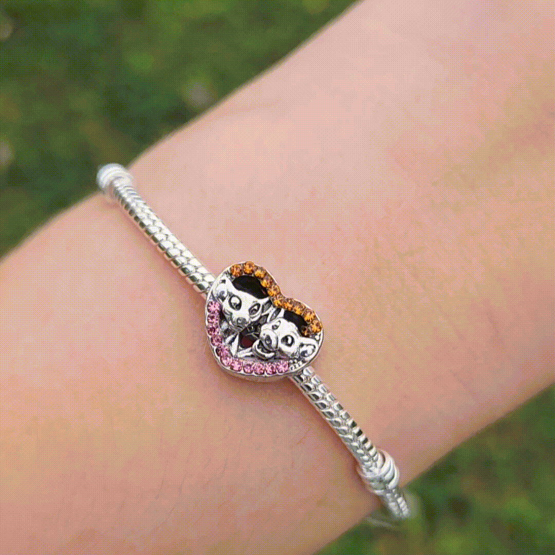 Célébrez l'amour et l'amitié avec ce charm en forme de cœur scintillant, mettant en vedette Simba et Nala, les héros emblématiques du Roi Lion. Fabriqué en argent sterling 925, ce charm brille de mille feux grâce à ses détails lumineux et sa finition étincelante. Idéal pour les fans de Disney, ce charm capture l'essence de l'aventure et de la loyauté, rendant hommage à l'une des histoires les plus chères de l'univers Disney.
