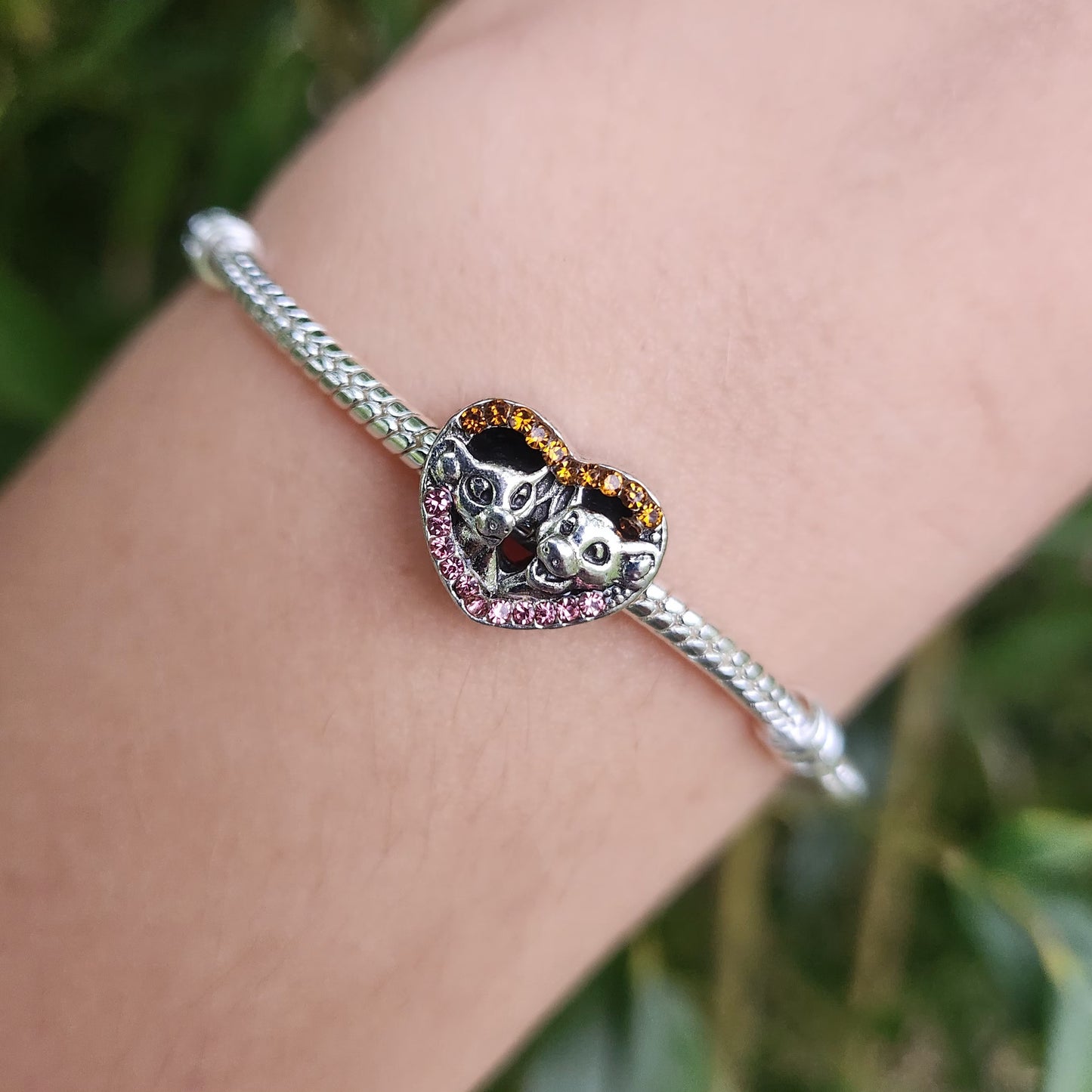 Célébrez l'amour et l'amitié avec ce charm en forme de cœur scintillant, mettant en vedette Simba et Nala, les héros emblématiques du Roi Lion. Fabriqué en argent sterling 925, ce charm brille de mille feux grâce à ses détails lumineux et sa finition étincelante. Idéal pour les fans de Disney, ce charm capture l'essence de l'aventure et de la loyauté, rendant hommage à l'une des histoires les plus chères de l'univers Disney.