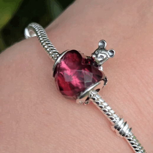 Ajoutez une touche d'amour et de magie Disney à votre bracelet avec ce charm en forme de cœur, délicatement orné de la silhouette emblématique de Mickey Mouse. Fabriqué en argent sterling 925, ce charm capture l'esprit enchanteur de Disney tout en apportant une note d'élégance et de tendresse. Parfait pour les fans de Mickey et de l'univers Disney, ce charm est une manière idéale de personnaliser votre bracelet avec une touche de fantaisie et de nostalgie.