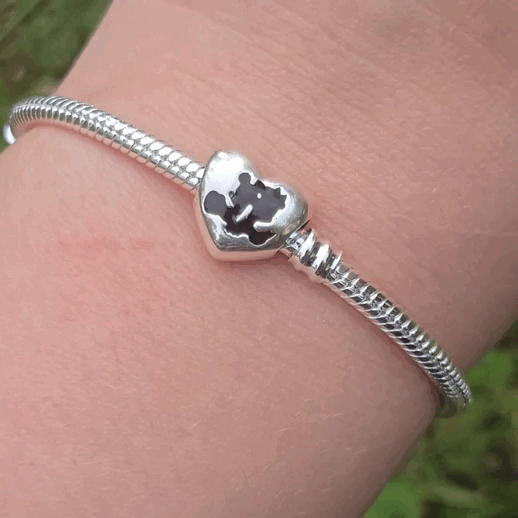 Ajoutez une touche de romance et de magie à votre collection avec ce charm en forme de cœur représentant Mickey et Minnie, les célèbres personnages de Disney. Fabriqué en argent sterling 925, ce charm de haute qualité est compatible avec tous les bracelets Pandora, garantissant une intégration parfaite à votre bijou préféré. Parfait pour les fans de Mickey, Minnie et de l'univers Disney, ce charm capture l'amour éternel et l'esprit joyeux de ce couple emblématique avec des détails minutieusement travaillés,