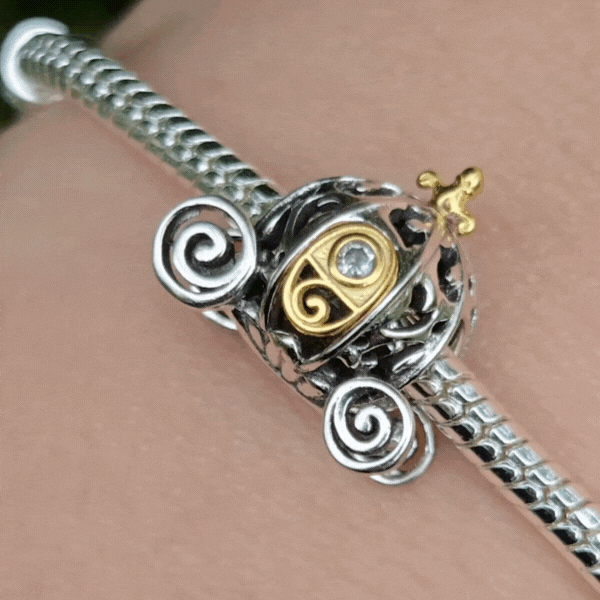 Fêtez le centenaire magique de Disney avec ce charm Carrosse exclusif. Fabriqué en argent 925 et orné de détails enchanteurs, ce bijou représente le célèbre carrosse de Cendrillon, symbolisant les rêves et les contes de fées intemporels.