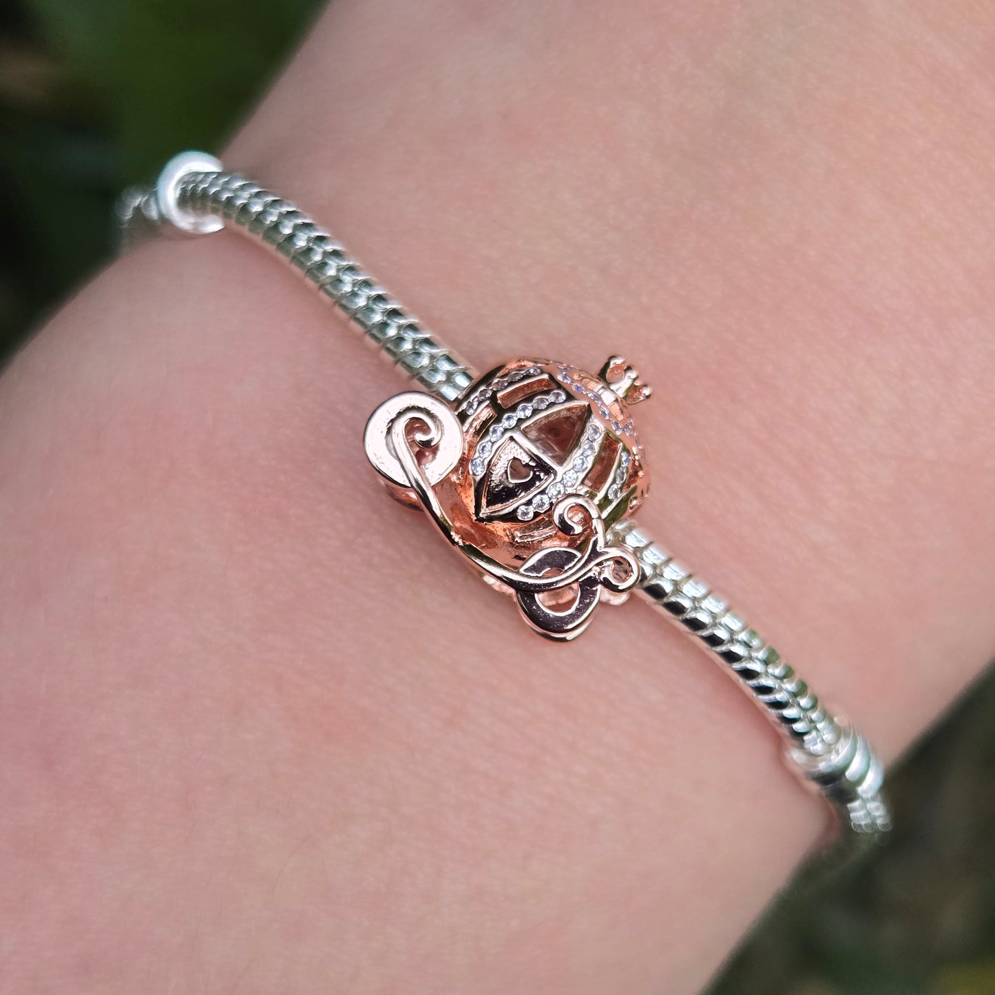 Ajoutez une touche de magie et de conte de fées à votre collection avec ce charm représentant le carrosse scintillant de Cendrillon. Fabriqué en argent sterling 925 et orné de détails étincelants, ce charm de haute qualité est compatible avec tous les bracelets Pandora, garantissant une intégration parfaite à votre bijou préféré. Parfait pour les fans de Cendrillon et de l'univers Disney, ce charm capture la splendeur et le glamour du carrosse enchanté, avec des détails minutieusement travaillés et des élém