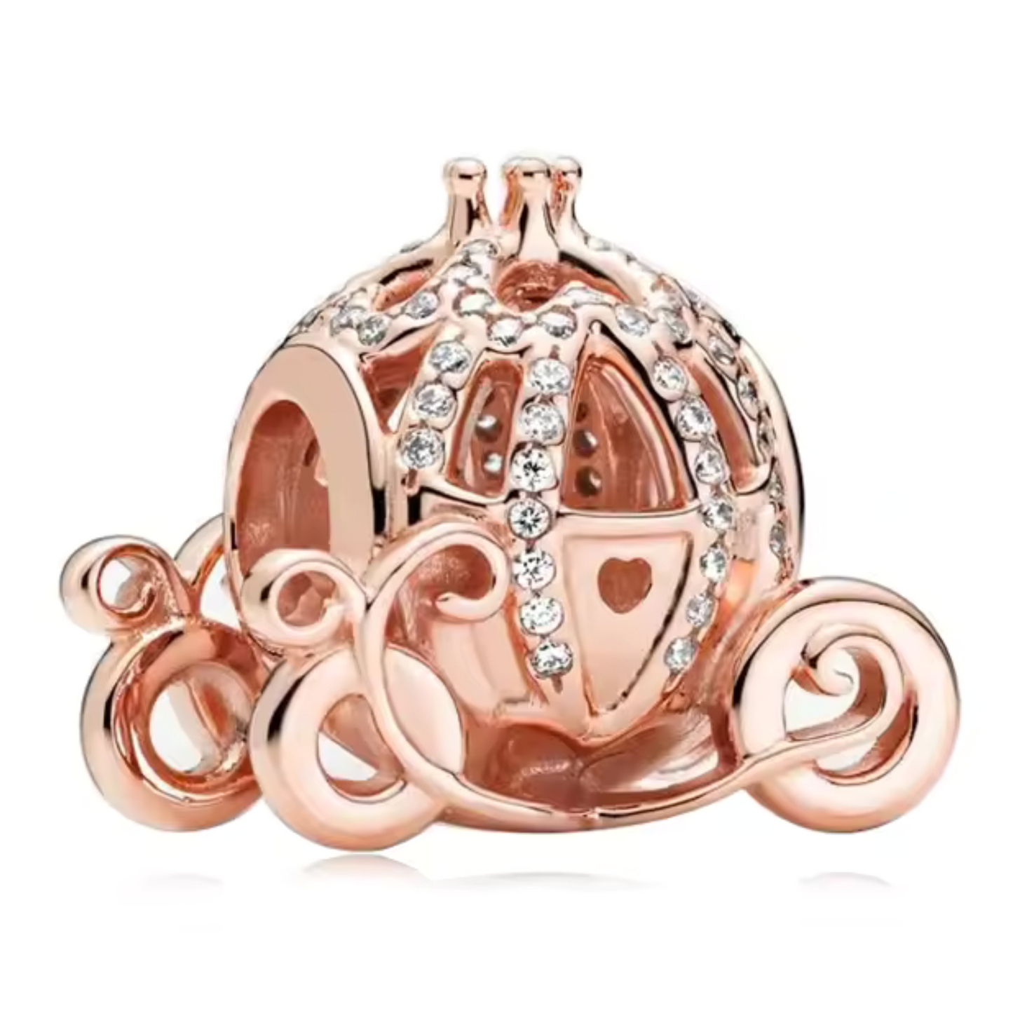 Ajoutez une touche de magie et de conte de fées à votre collection avec ce charm représentant le carrosse scintillant de Cendrillon. Fabriqué en argent sterling 925 et orné de détails étincelants, ce charm de haute qualité est compatible avec tous les bracelets Pandora, garantissant une intégration parfaite à votre bijou préféré. Parfait pour les fans de Cendrillon et de l'univers Disney, ce charm capture la splendeur et le glamour du carrosse enchanté, avec des détails minutieusement travaillés et des élém