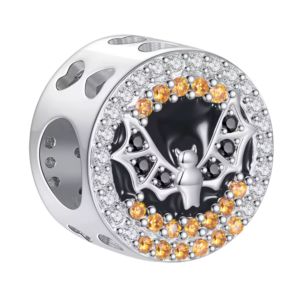 Charm en argent 925 de forme ronde mettant en scène une chauve-souris aux ailes déployées sur un fond noir laqué, entourée d’un double halo de pierres scintillantes blanches et orange. Un bijou original et festif qui apporte une touche mystérieuse et lumineuse à bracelets et colliers, idéal pour la saison d’Halloween.
Caractéristiques
– Métal : argent 925
– Design : disque ajouré avec chauve-souris centrale, halo de pierres blanches et orange
– Type : charm
– Finition : émail noir brillant et serti minuti