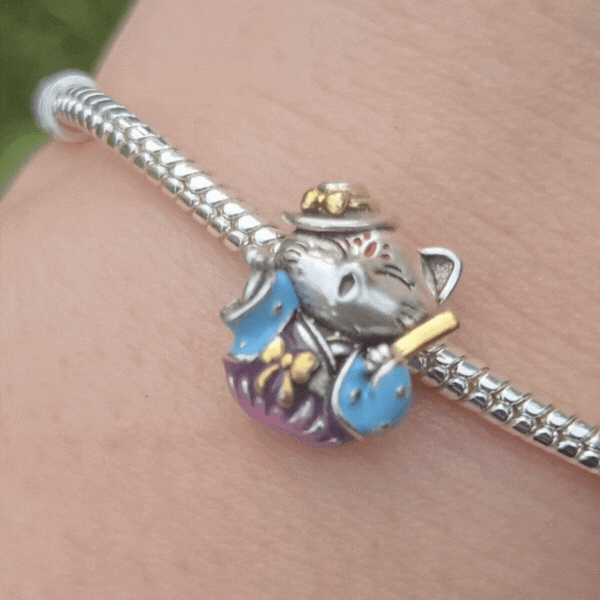 Accueillez la prospérité et la chance avec ce charm Chat de Fortune, symbole classique de bonne fortune et de succès. Fabriqué en argent sterling S925, ce charm représente le célèbre Maneki-neko, souvent vu dans les magasins et les maisons pour attirer la richesse et le bonheur. Compatible avec les bracelets Pandora, il est parfait pour célébrer le Nouvel An chinois en apportant une touche de chance et de positivité à votre collection.