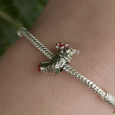 Ajoutez une touche ludique et festive à votre collection avec ce charm en argent sterling S925, représentant une chaussette de Noël ornée d'une adorable souris. Ce charm capture l’esprit joyeux des fêtes, évoquant des souvenirs d'innocence et de magie pour petits et grands. Avec ses détails exquis et sa conception charmante, il apportera une note d'humour et de chaleur à votre bracelet, parfait pour célébrer la saison des fêtes.