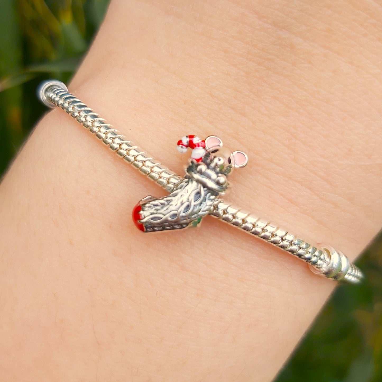 Ajoutez une touche ludique et festive à votre collection avec ce charm en argent sterling S925, représentant une chaussette de Noël ornée d'une adorable souris. Ce charm capture l’esprit joyeux des fêtes, évoquant des souvenirs d'innocence et de magie pour petits et grands. Avec ses détails exquis et sa conception charmante, il apportera une note d'humour et de chaleur à votre bracelet, parfait pour célébrer la saison des fêtes.